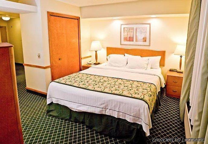 Fairfield Inn & Suites Burlington Room photo